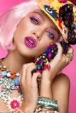 Menina cômica engraçada com composição brilhante ao estilo do pop art Imagem creativa Face da beleza fotos de stock Menina cômica engraçada com composição brilhante ao estilo do pop art Imagem creativa Face da beleza fotos de stock
