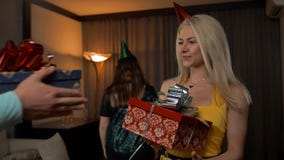 A menina da beleza abre o aniversário obtém a caixa de presente de seus amigos video estoque A menina da beleza abre o aniversário obtém a caixa de presente de seus amigos video estoque