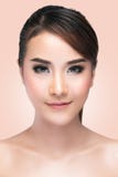 Menina da beleza Retrato da jovem mulher bonita que olha a câmera foto de stock Menina da beleza Retrato da jovem mulher bonita que olha a câmera foto de stock