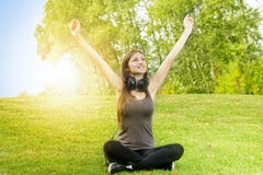 Menina da felicidade que relaxa fotografia de stock Menina da felicidade que relaxa fotografia de stock