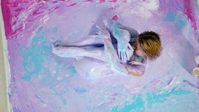 A menina da ioga encontra-se nela para trás na pintura na imagem video estoque A menina da ioga encontra-se nela para trás na pintura na imagem video estoque