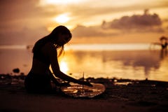 Menina da ressaca com a prancha na praia foto de stock Menina da ressaca com a prancha na praia foto de stock