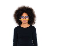 Menina de pele escura engraçada guardando um lápis simples foto de stock Menina de pele escura engraçada guardando um lápis simples foto de stock