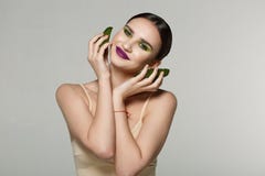 A menina de sorriso agradável com pele perfeita conduz o estilo de vida saudável imagens de stock A menina de sorriso agradável com pele perfeita conduz o estilo de vida saudável imagens de stock