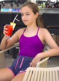 Menina de sorriso feliz com o cocktail vermelho em sua mão imagem de stock Menina de sorriso feliz com o cocktail vermelho em sua mão imagem de stock