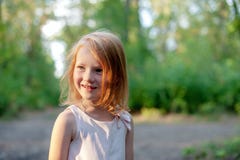 Menina de sorriso na floresta fotografia de stock Menina de sorriso na floresta fotografia de stock