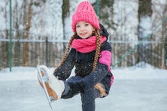 Menina de sorriso pequena que patina no gelo no desgaste cor-de-rosa Inverno Foto de Stock Royalty Free Menina de sorriso pequena que patina no gelo no desgaste cor-de-rosa Inverno Foto de Stock Royalty Free