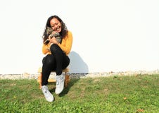 Menina de sorriso que abraça um gato fotografia de stock royalty free Menina de sorriso que abraça um gato fotografia de stock royalty free