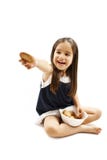 Menina de sorriso que guarda uma bacia com cookie ou biscoito imagem de stock Menina de sorriso que guarda uma bacia com cookie ou biscoito imagem de stock