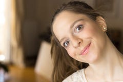 Menina do adolescente, 16 anos que fazem a cara engraçada, feliz imagem de stock royalty free Menina do adolescente, 16 anos que fazem a cara engraçada, feliz imagem de stock royalty free