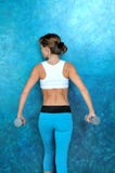 Menina do esporte que faz o exercício do exercício com pesos fotos de stock Menina do esporte que faz o exercício do exercício com pesos fotos de stock
