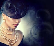 Menina do estilo do vintage que veste o chapéu antiquado foto de stock royalty free Menina do estilo do vintage que veste o chapéu antiquado foto de stock royalty free