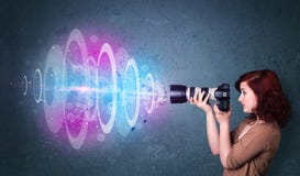 Menina do fotógrafo que faz fotos com feixe luminoso poderoso foto de stock royalty free Menina do fotógrafo que faz fotos com feixe luminoso poderoso foto de stock royalty free