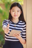 A menina e o computador asiáticos marcam a posição disponivel com smil toothy imagem de stock A menina e o computador asiáticos marcam a posição disponivel com smil toothy imagem de stock