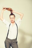Menina em calças elegantes, em suspensórios e em camisa fotografia de stock Menina em calças elegantes, em suspensórios e em camisa fotografia de stock