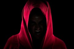 Menina em Hood Making Scary Wolf Face vermelho fotos de stock royalty free Menina em Hood Making Scary Wolf Face vermelho fotos de stock royalty free