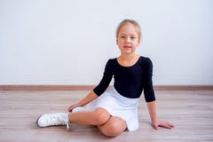 Menina em patins de gelo imagens de stock Menina em patins de gelo imagens de stock