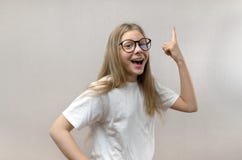 A menina engra?ada exclama com alegria Resolveu o problema Busca para ideias introspec??o fotografia de stock A menina engra?ada exclama com alegria Resolveu o problema Busca para ideias introspec??o fotografia de stock