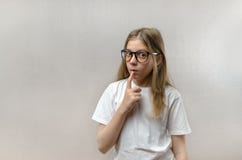 A menina engra?ada pensou A dificuldade da escolha A solu??o do problema Busca para ideias introspec??o imagens de stock A menina engra?ada pensou A dificuldade da escolha A solu??o do problema Busca para ideias introspec??o imagens de stock
