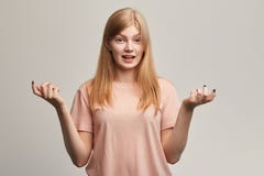 Menina entusiasmado atrativa que explica algo com gestos imagens de stock royalty free Menina entusiasmado atrativa que explica algo com gestos imagens de stock royalty free