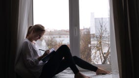 A menina escreve um diário A menina escreve um diário