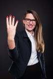 Menina esperta bonita que mostra quatro dedos Imagem de Stock Menina esperta bonita que mostra quatro dedos Imagem de Stock