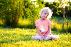 Menina eyed azul loura que joga no parque fotos de stock royalty free Menina eyed azul loura que joga no parque fotos de stock royalty free