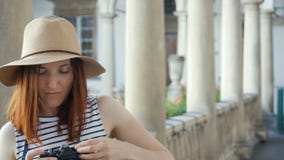 Menina feliz do moderno que faz a foto com a câmera retro na rua da cidade video estoque Menina feliz do moderno que faz a foto com a câmera retro na rua da cidade video estoque