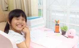 Menina feliz e educação adiantada crianças que fazem seus trabalhos de casa para o divertimento e que aprendem imagens de stock royalty free Menina feliz e educação adiantada crianças que fazem seus trabalhos de casa para o divertimento e que aprendem imagens de stock royalty free