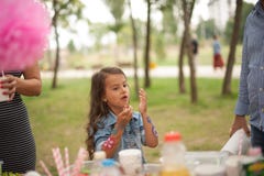 A menina feliz está comemorando seu aniversário fotografia de stock A menina feliz está comemorando seu aniversário fotografia de stock
