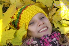 Menina feliz no outono Folhas fotografia de stock royalty free Menina feliz no outono Folhas fotografia de stock royalty free