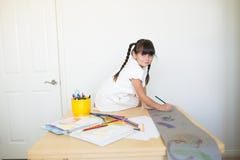 Menina feliz que faz o trabalho de arte imagens de stock royalty free Menina feliz que faz o trabalho de arte imagens de stock royalty free