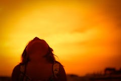 Menina feliz que joga no prado, por do sol imagens de stock royalty free Menina feliz que joga no prado, por do sol imagens de stock royalty free
