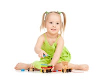 Menina feliz que joga o trem do brinquedo no assoalho imagem de stock Menina feliz que joga o trem do brinquedo no assoalho imagem de stock