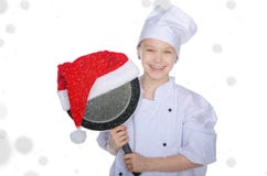 Menina, frigideira e chapéu de sorriso de Santa com neve imagem de stock royalty free Menina, frigideira e chapéu de sorriso de Santa com neve imagem de stock royalty free