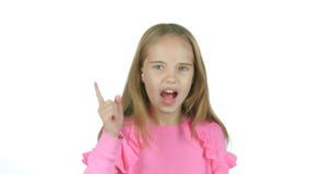 A menina grita para seu humor mau, ela o ` s irritado Fundo branco vídeos de arquivo A menina grita para seu humor mau, ela o ` s irritado Fundo branco vídeos de arquivo