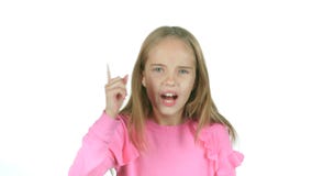 A menina grita para seu humor mau, ela o ` s irritado Fundo branco Movimento lento vídeos de arquivo A menina grita para seu humor mau, ela o ` s irritado Fundo branco Movimento lento vídeos de arquivo