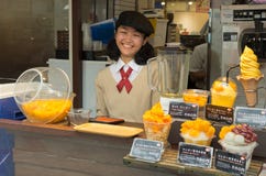 Menina japonesa que vende o gelado da manga imagem de stock Menina japonesa que vende o gelado da manga imagem de stock