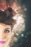 A menina lindo com penteado extravagante no branco borrou o fundo imagem de stock royalty free A menina lindo com penteado extravagante no branco borrou o fundo imagem de stock royalty free