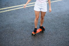 Menina loura bonita nova que monta o skate brilhante na ponte Foto de Stock Royalty Free Menina loura bonita nova que monta o skate brilhante na ponte Foto de Stock Royalty Free