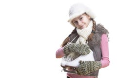 Menina loura caucasiano positiva tranquilo na roupa do inverno que levanta com os patins de gelo nas m?os na parte dianteira Cont imagem de stock royalty free Menina loura caucasiano positiva tranquilo na roupa do inverno que levanta com os patins de gelo nas m?os na parte dianteira Cont imagem de stock royalty free