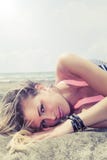 Menina loura nova que encontra-se no mar imagens de stock royalty free Menina loura nova que encontra-se no mar imagens de stock royalty free