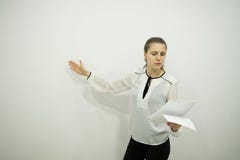 A menina moreno nova vestida em um estilo do escritório está estando à direita da cintura imagem de stock A menina moreno nova vestida em um estilo do escritório está estando à direita da cintura imagem de stock