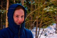 Menina na capa no inverno fotografia de stock Menina na capa no inverno fotografia de stock