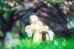 Menina na grama na flor imagens de stock Menina na grama na flor imagens de stock