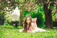 Menina na grama verde com p?talas foto de stock Menina na grama verde com p?talas foto de stock