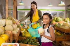 Menina na mercearia imagens de stock royalty free Menina na mercearia imagens de stock royalty free