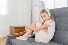 Menina nas orelhas do coelho Fotografia de Stock Menina nas orelhas do coelho Fotografia de Stock