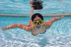 Menina no mergulho da máscara na piscina imagem de stock Menina no mergulho da máscara na piscina imagem de stock
