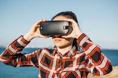 A menina nos vidros de uma realidade virtual imagens de stock royalty free A menina nos vidros de uma realidade virtual imagens de stock royalty free